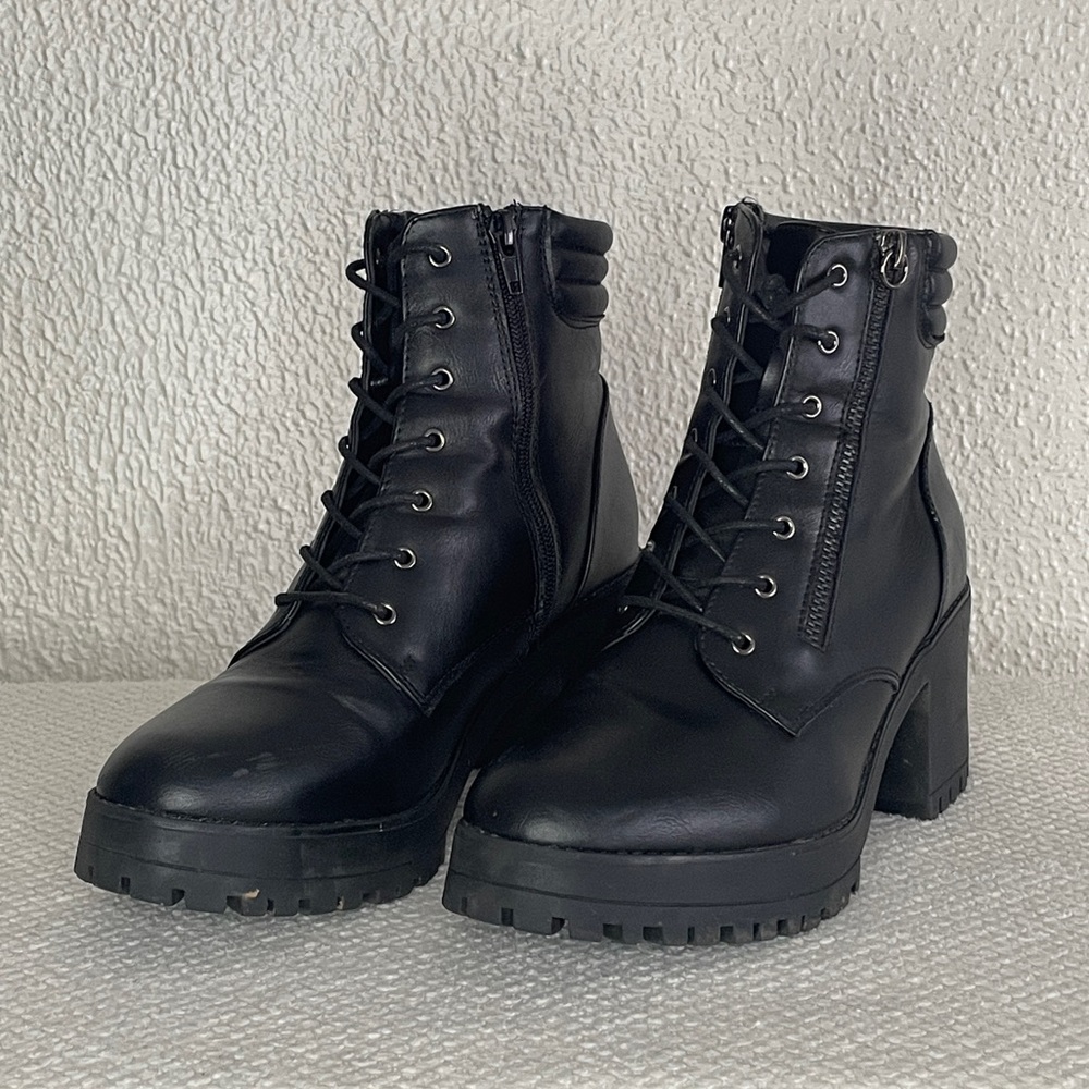 Black lace up combat boots with heel - size 9